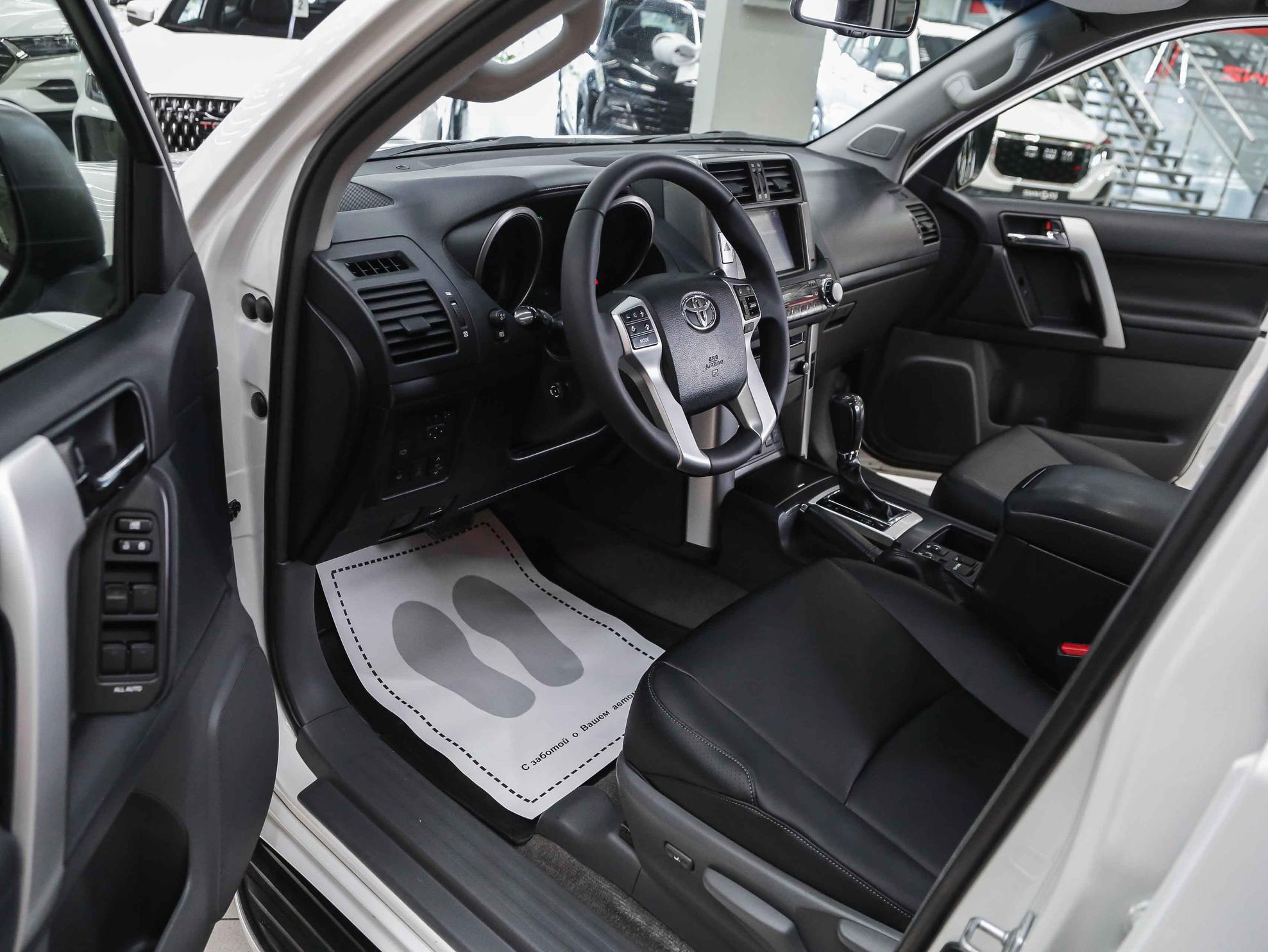 Toyota Land Cruiser Prado 2013, белый, ДЦ Орехово
