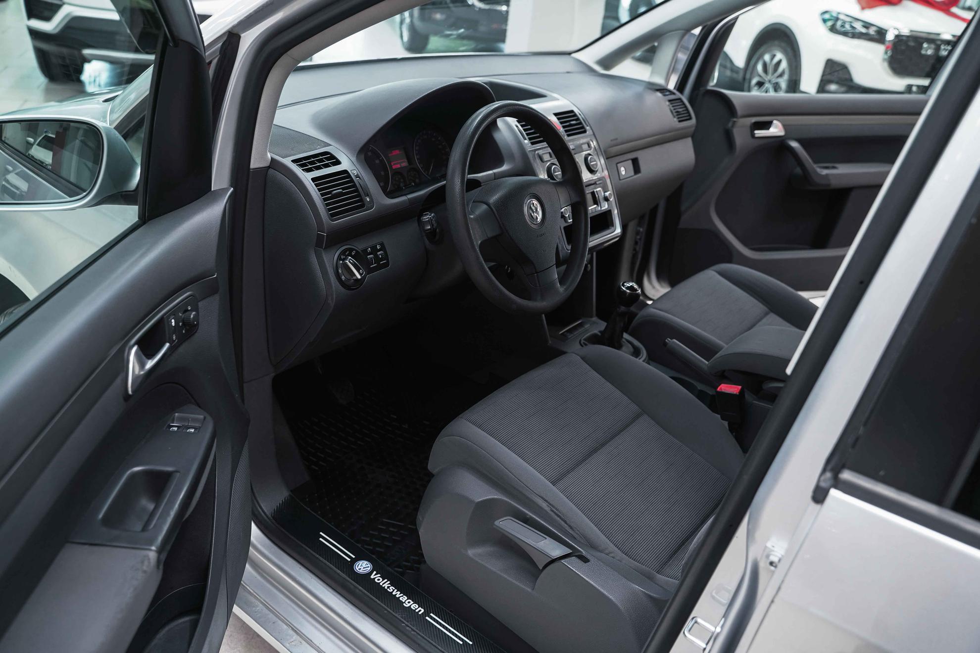Volkswagen Touran 2008, серебряный, ДЦ Орехово