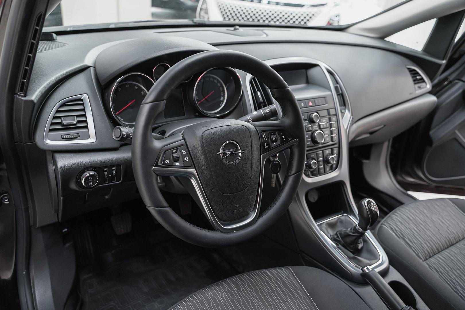 Opel Astra 2013, коричневый, ДЦ Орехово