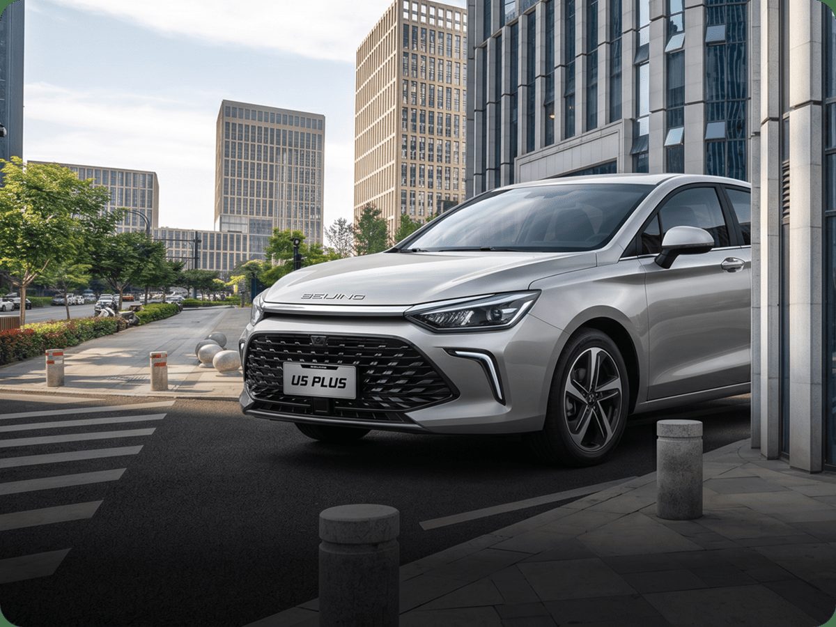 BAIC U5 Plus на городской улице, вид спереди сбоку