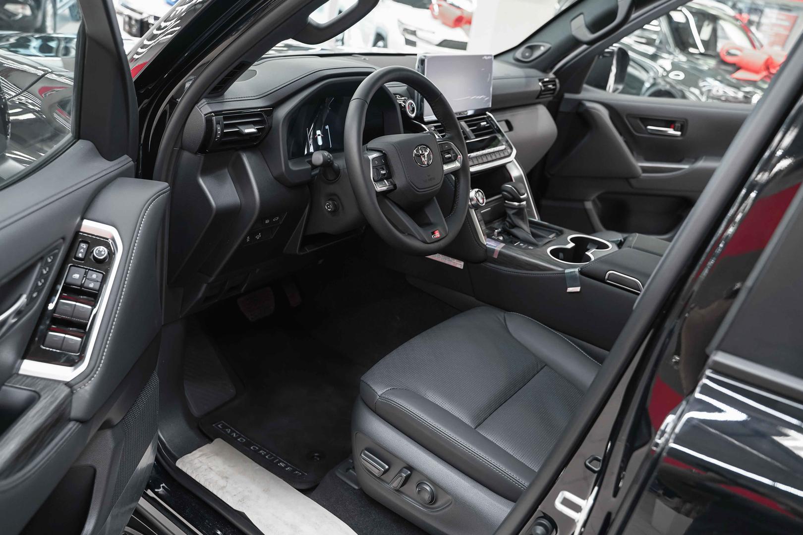 Toyota Land Cruiser 2026, черный, ДЦ Орехово