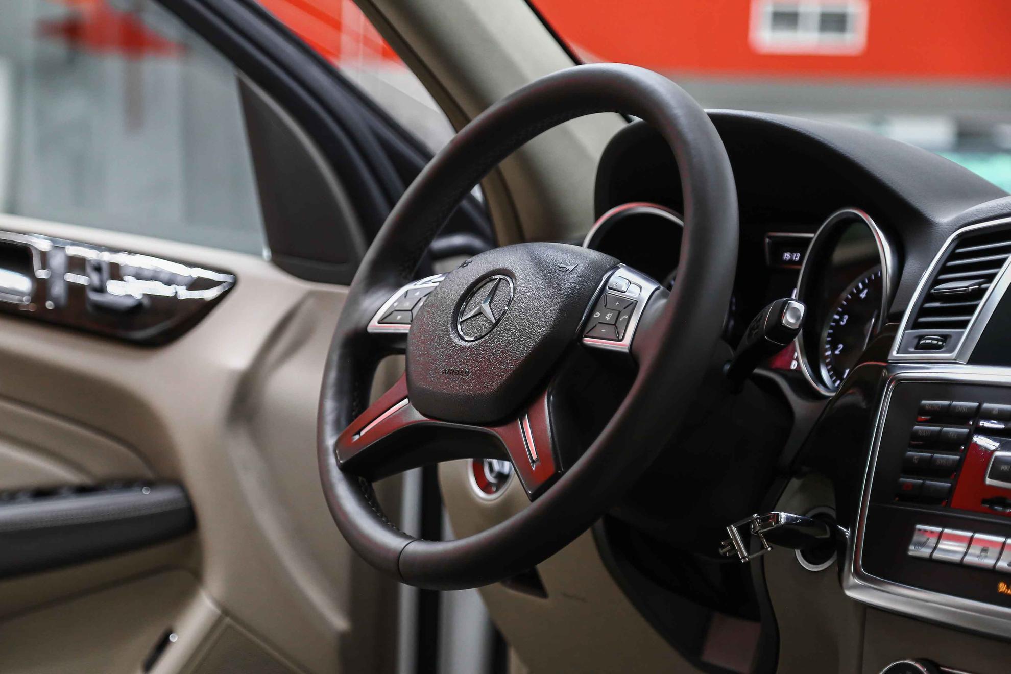 Mercedes-Benz M-Класс 2012, белый, ДЦ Орехово