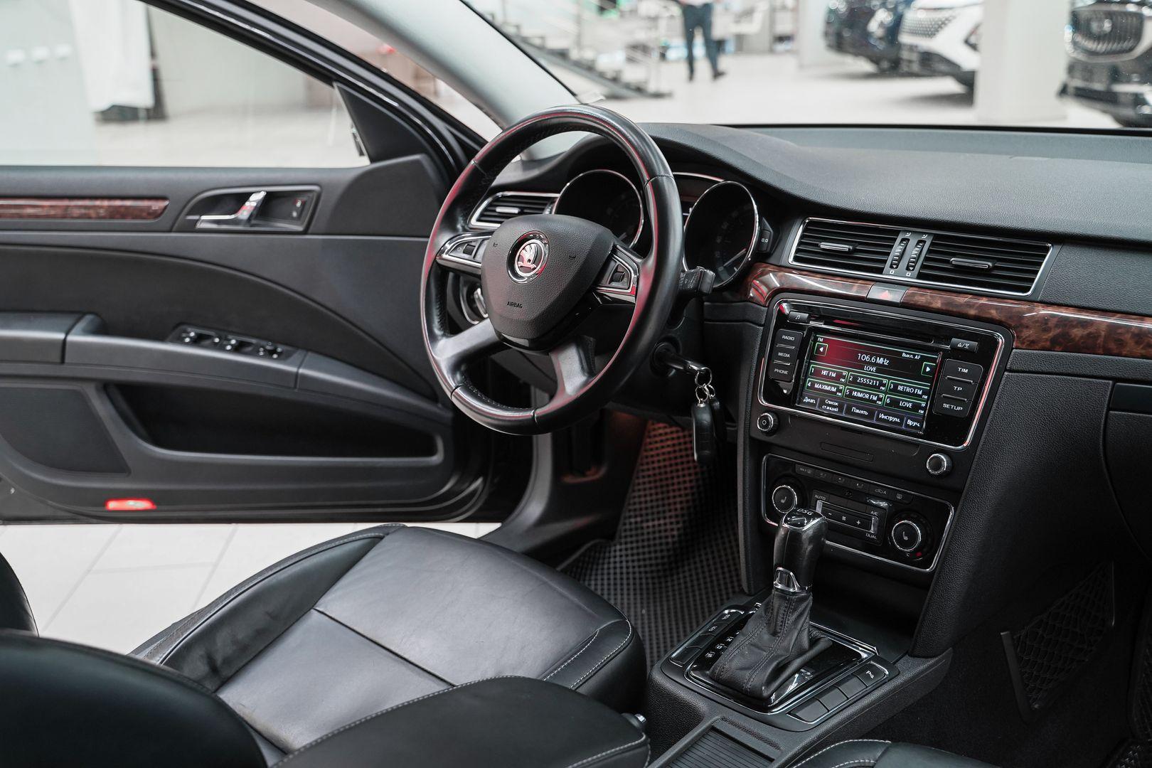 Skoda Superb 2013, черный, ДЦ Орехово