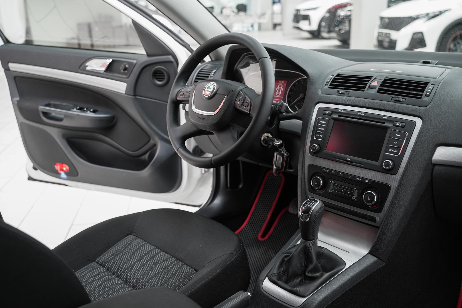 Skoda Octavia 2011, белый, ДЦ Орехово