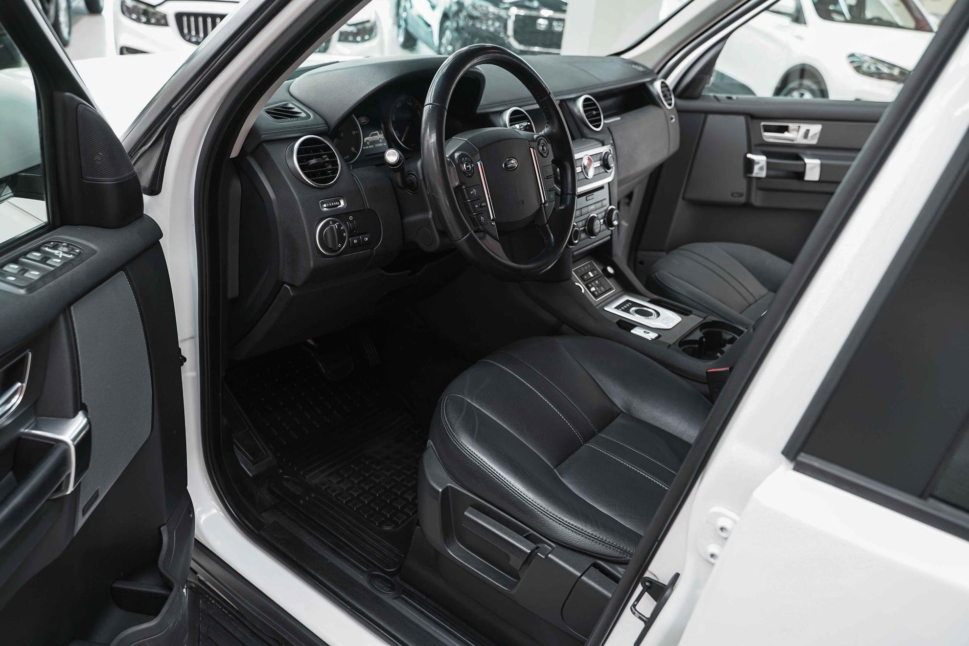 Land Rover Discovery 2015, белый, ДЦ Орехово