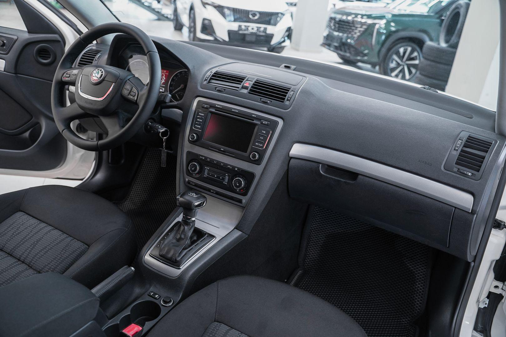 Skoda Octavia 2011, белый, ДЦ Орехово