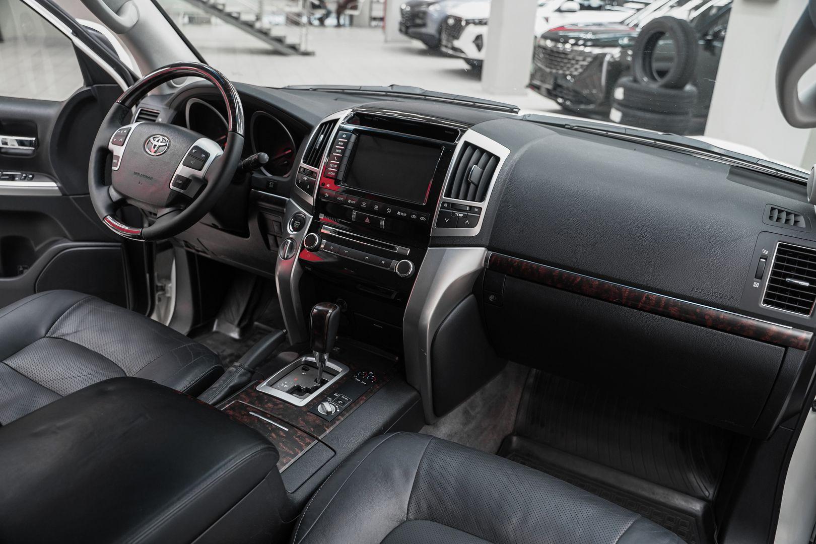 Toyota Land Cruiser 2012, белый, ДЦ Орехово