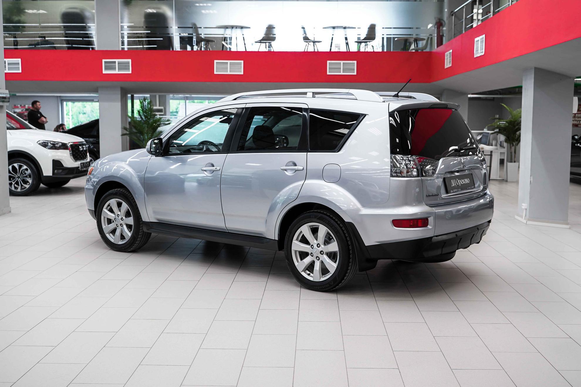 Mitsubishi Outlander 2010, серебряный, ДЦ Орехово