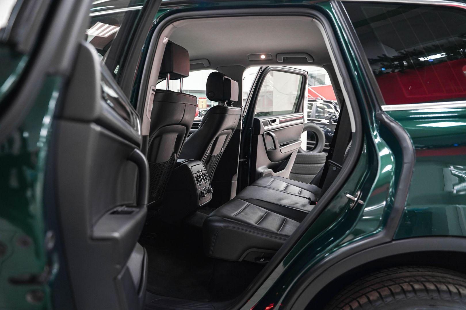 Volkswagen Touareg 2011, зеленый, ДЦ Орехово
