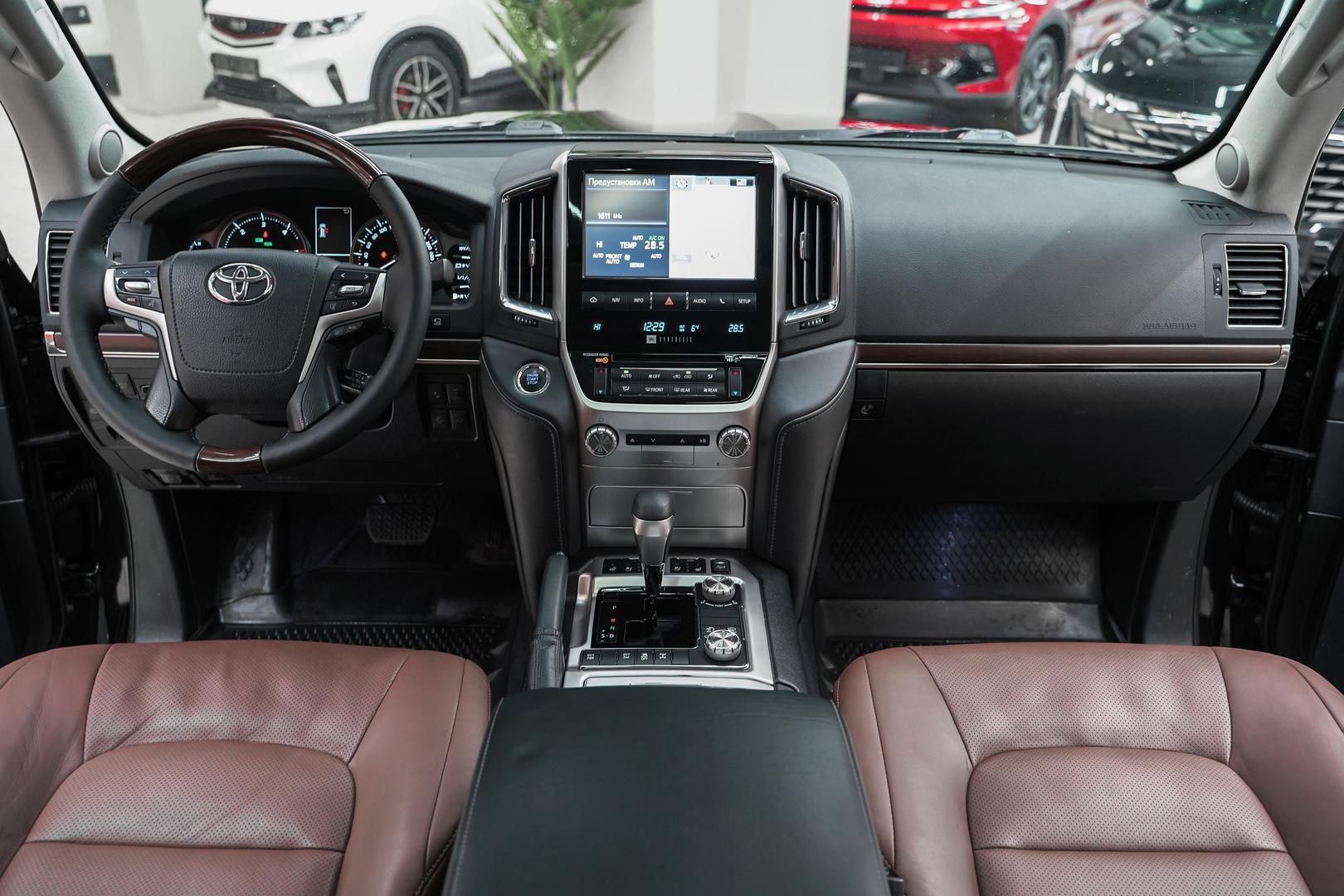Toyota Land Cruiser 2017, черный, ДЦ Орехово