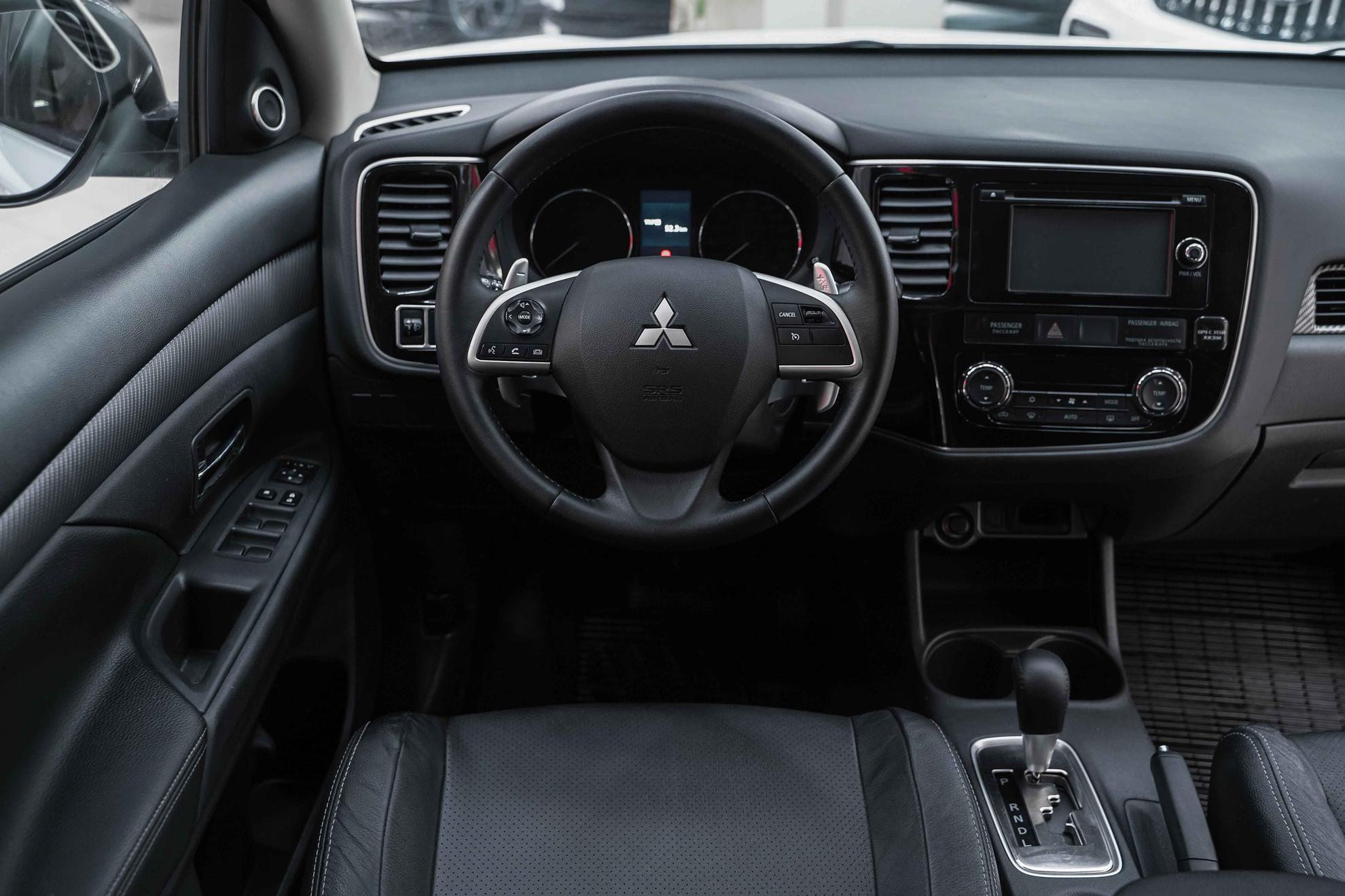 Mitsubishi Outlander 2014, белый, ДЦ Орехово
