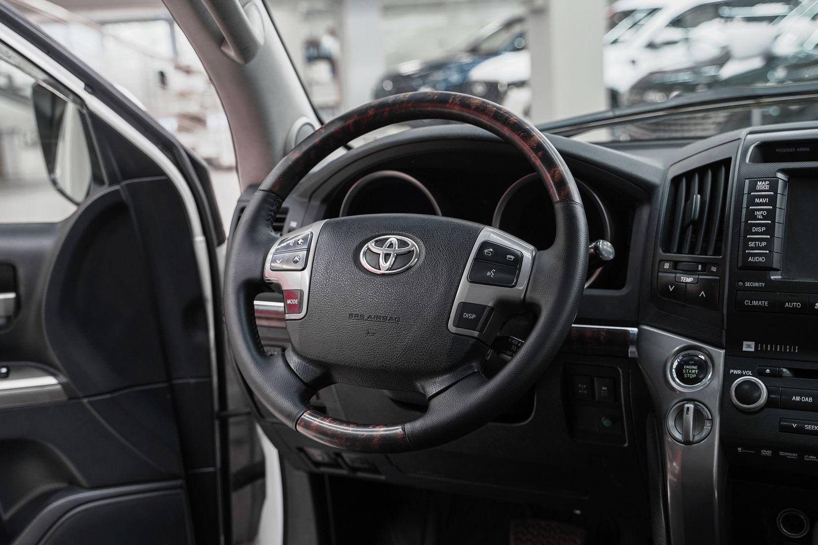Toyota Land Cruiser 2010, белый, ДЦ Орехово