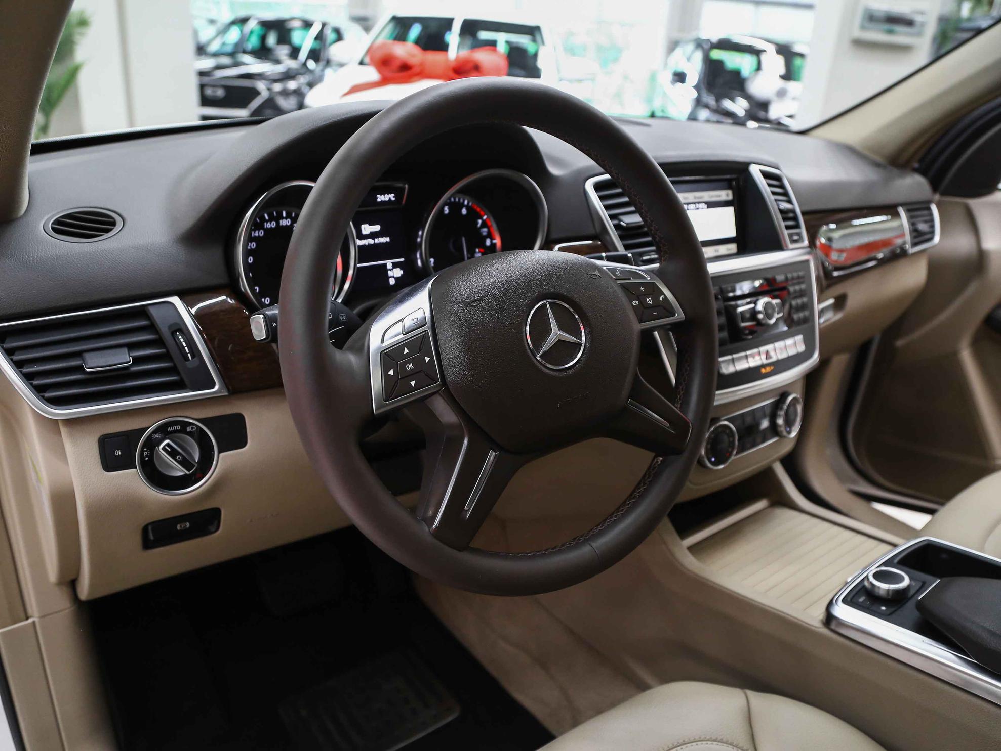 Mercedes-Benz M-Класс 2012, белый, ДЦ Орехово