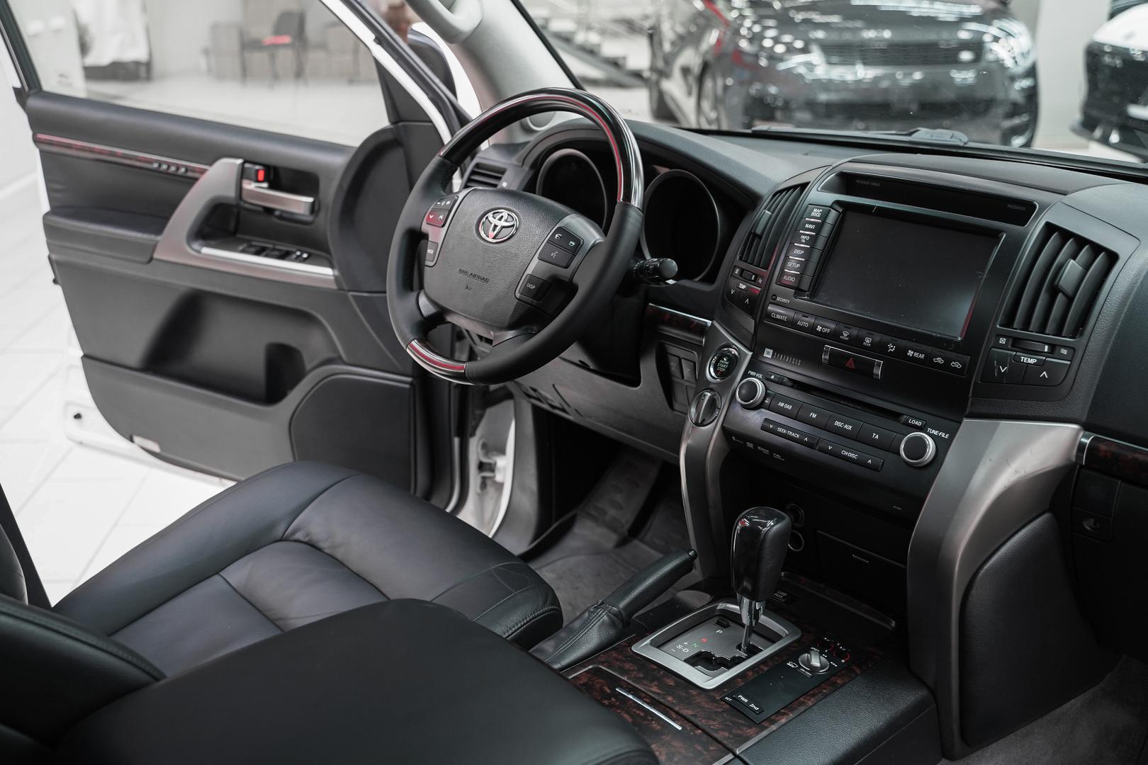 Toyota Land Cruiser 2011, белый, ДЦ Орехово