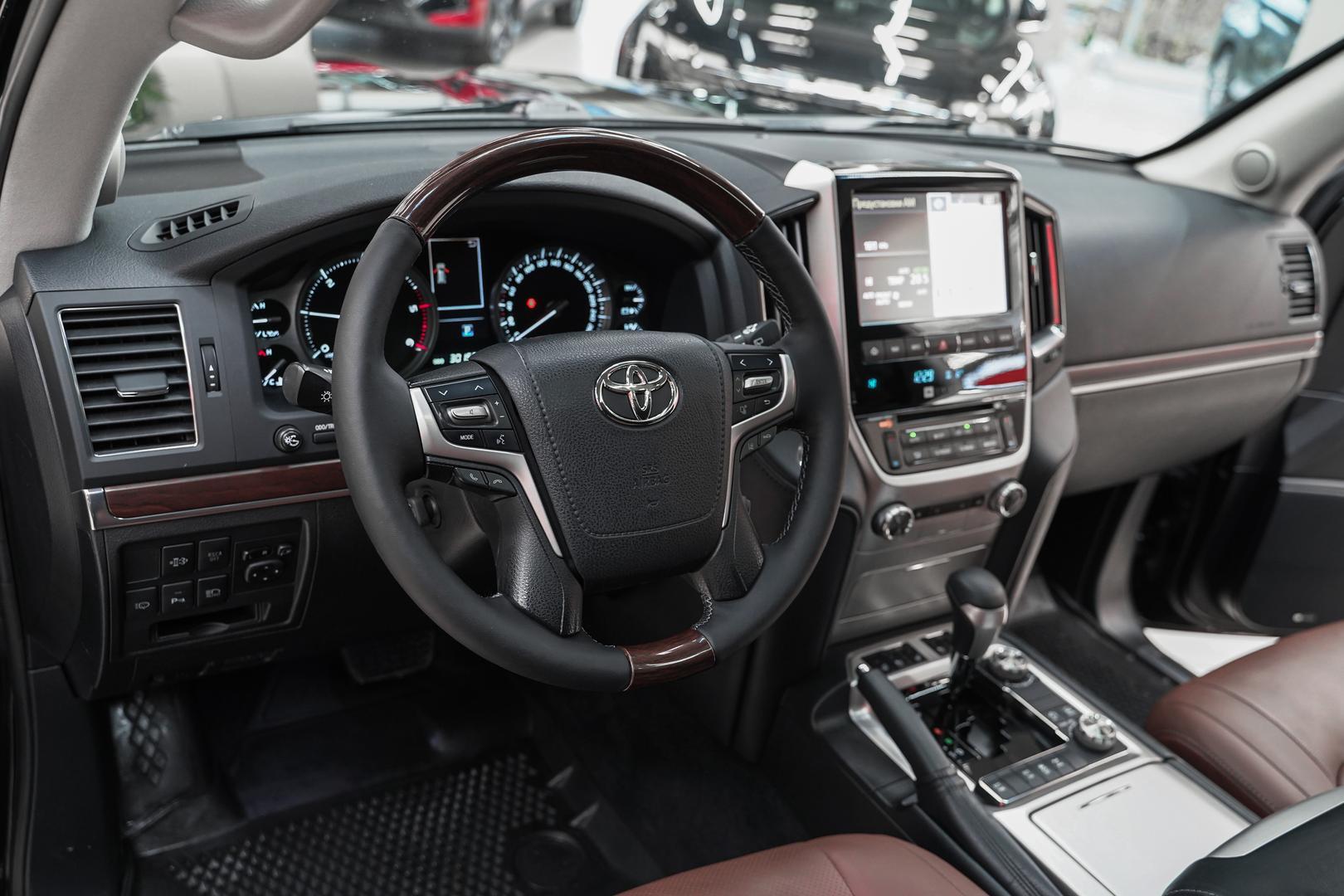 Toyota Land Cruiser 2017, черный, ДЦ Орехово