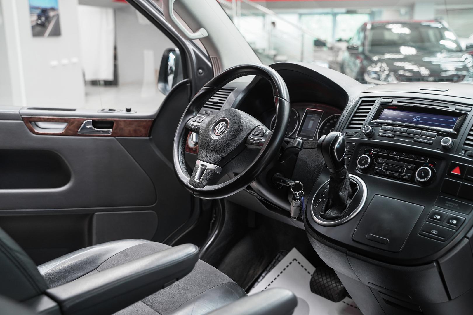 Volkswagen Multivan 2011, серый, ДЦ Орехово