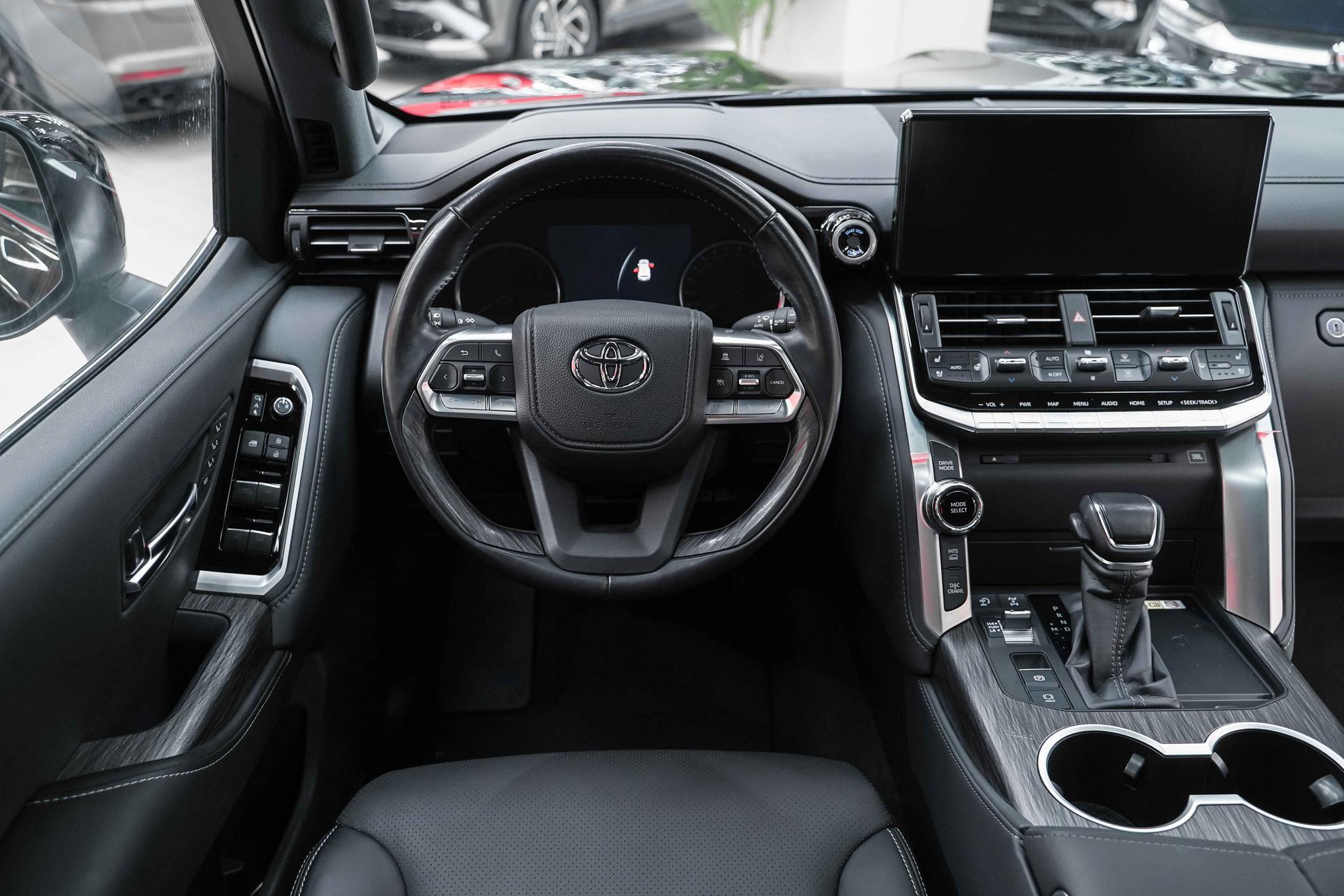 Toyota Land Cruiser 2023, черный, ДЦ Орехово