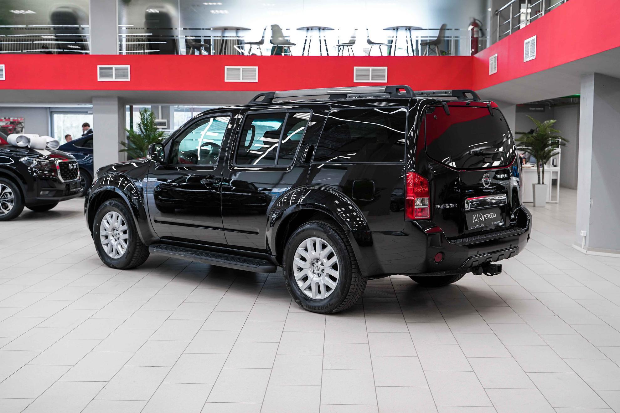 Nissan Pathfinder 2010, черный, ДЦ Орехово