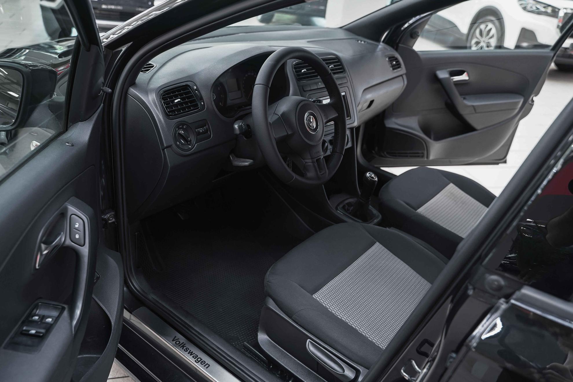 Volkswagen Polo 2011, черный, ДЦ Орехово