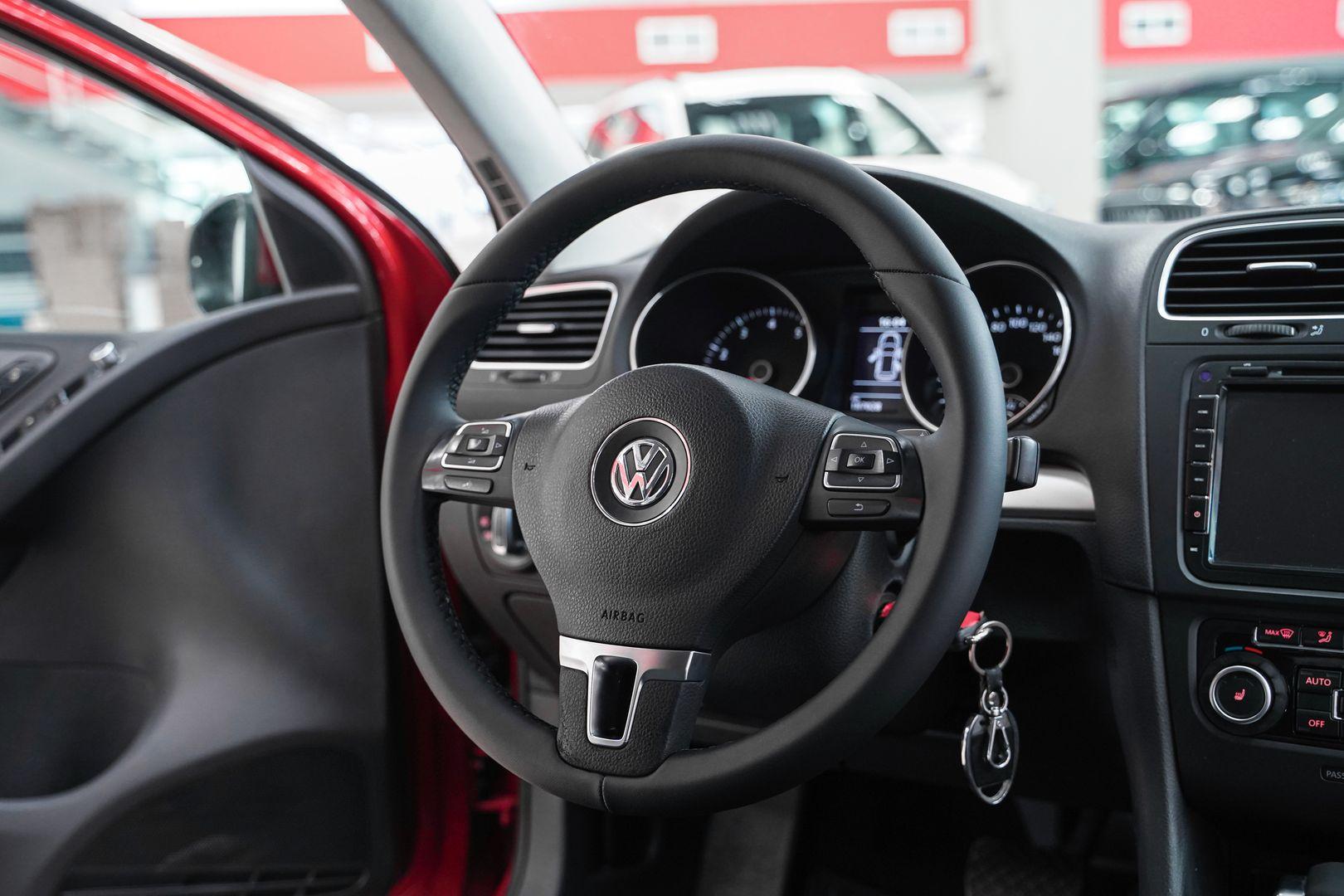 Volkswagen Golf 2010, красный, ДЦ Орехово