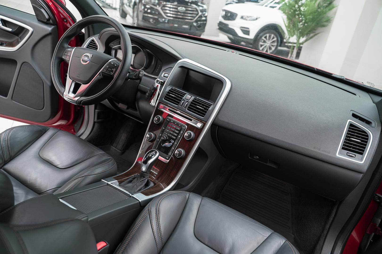 Volvo XC60 2013, красный, ДЦ Орехово