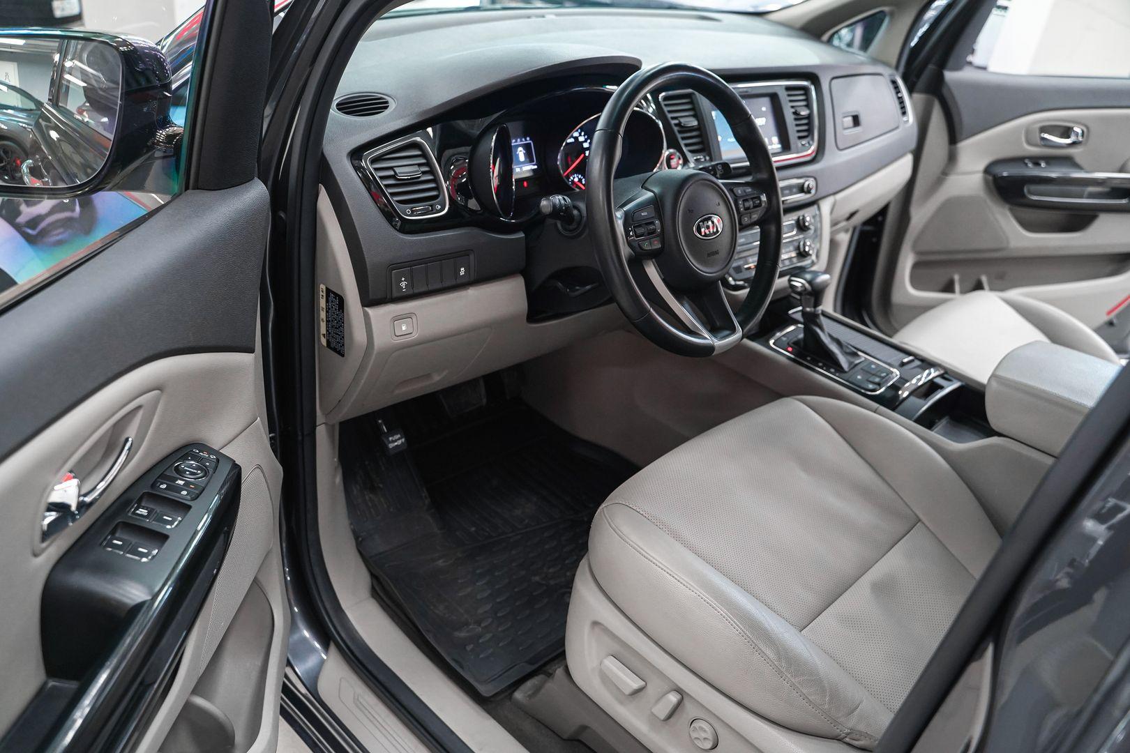 Kia Carnival 2017, серый, ДЦ Орехово