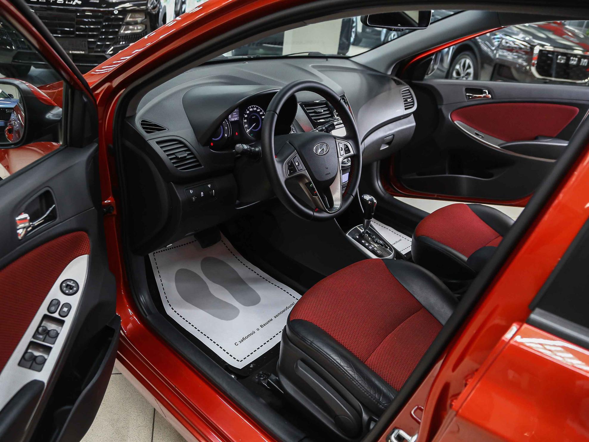 Hyundai Solaris 2012, красный, ДЦ Орехово
