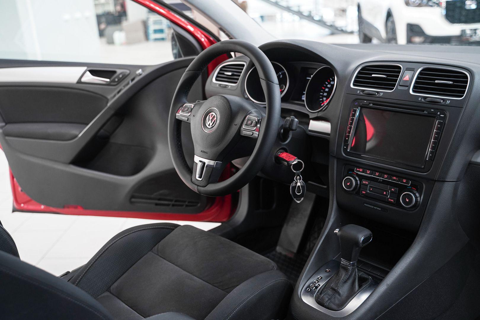 Volkswagen Golf 2010, красный, ДЦ Орехово