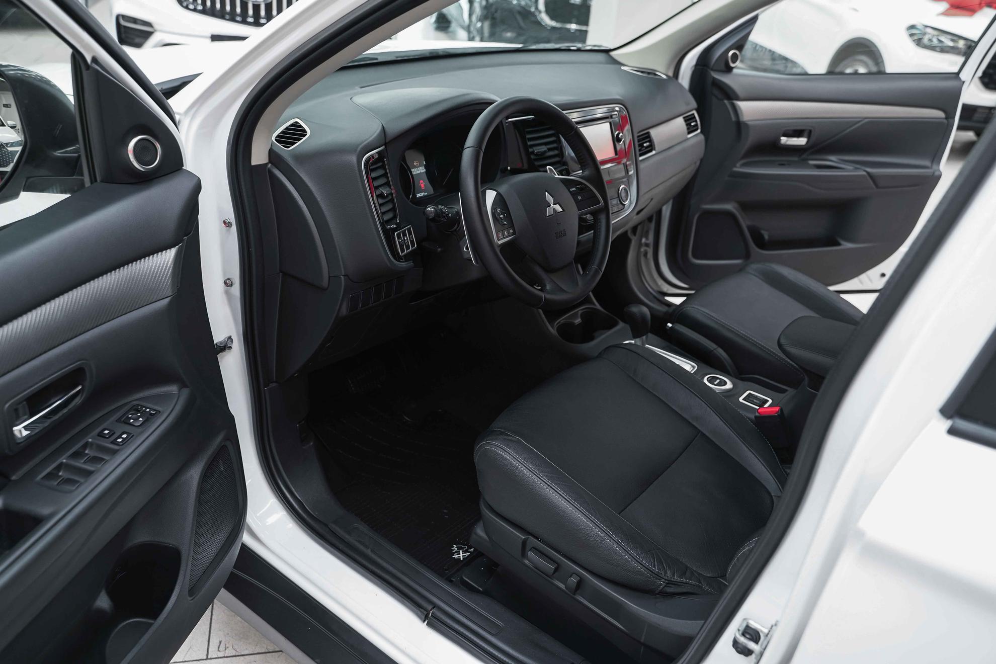 Mitsubishi Outlander 2014, белый, ДЦ Орехово
