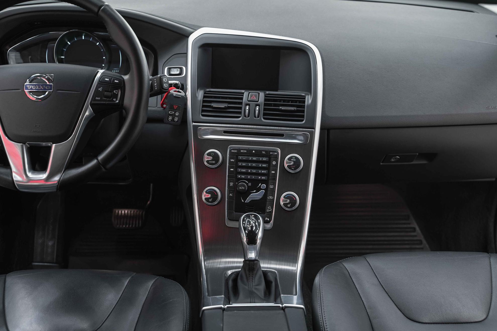 Volvo XC60 2015, белый, ДЦ Орехово