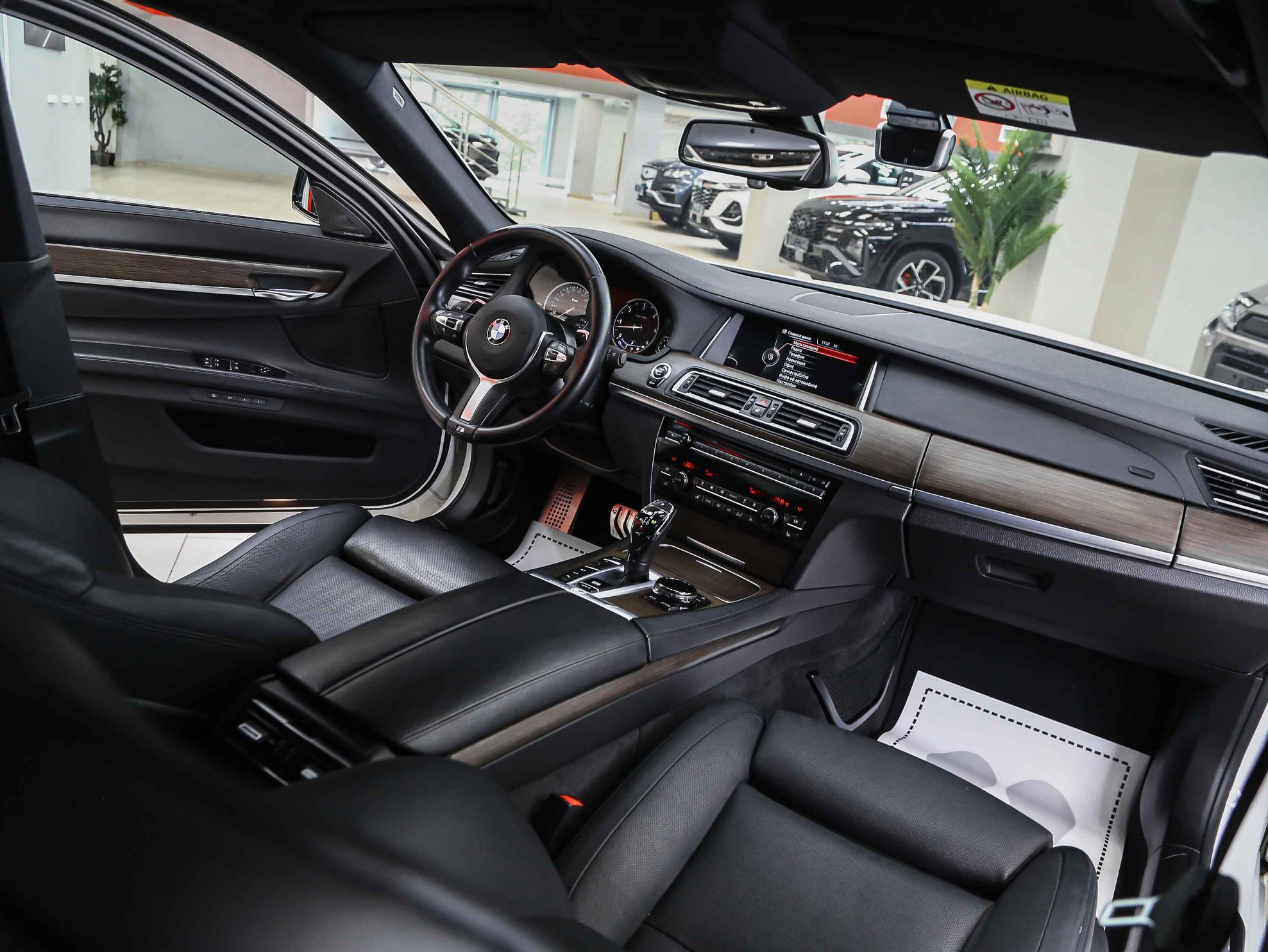 BMW 7 серии 2014, белый, ДЦ Орехово