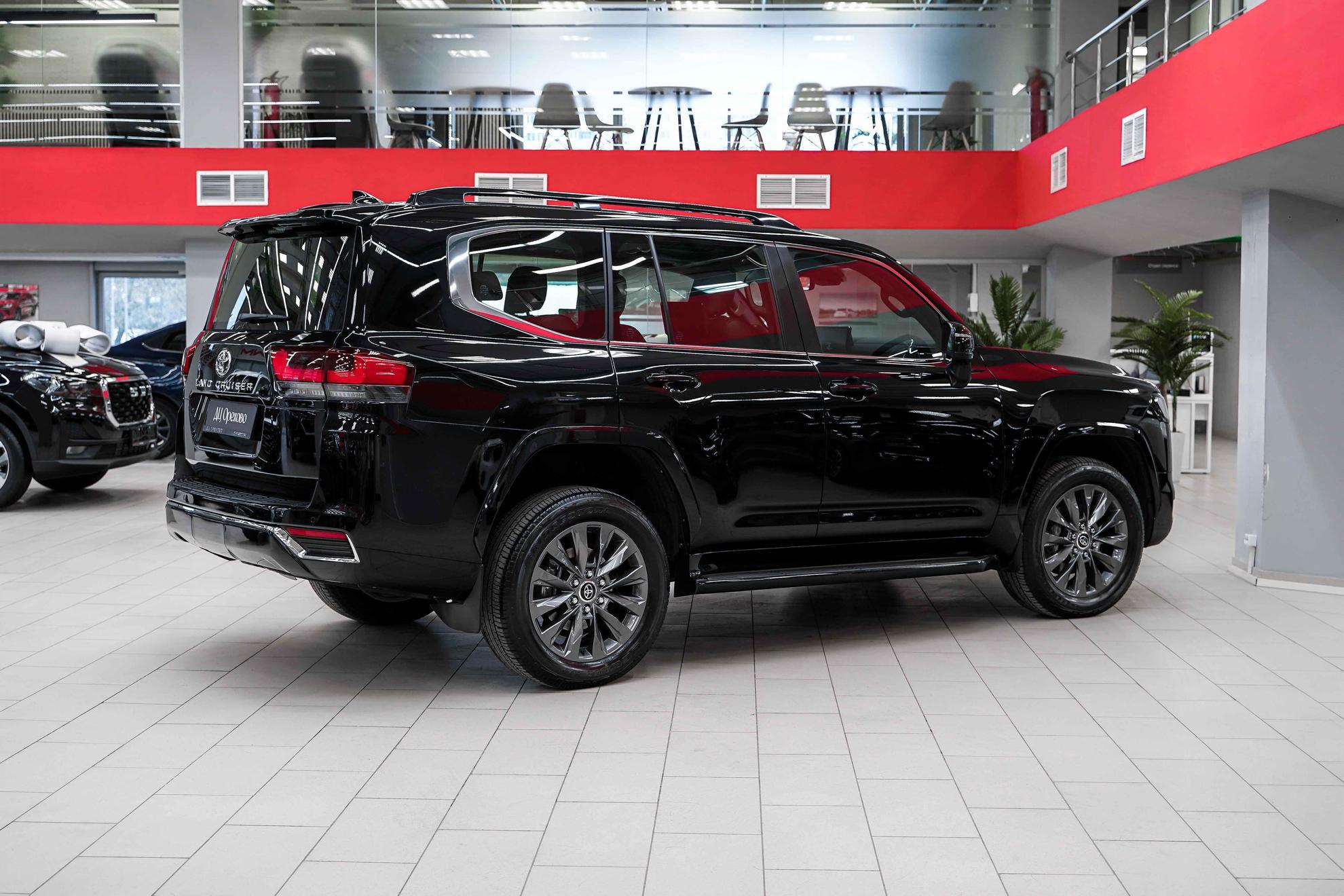Toyota Land Cruiser 2023, черный, ДЦ Орехово