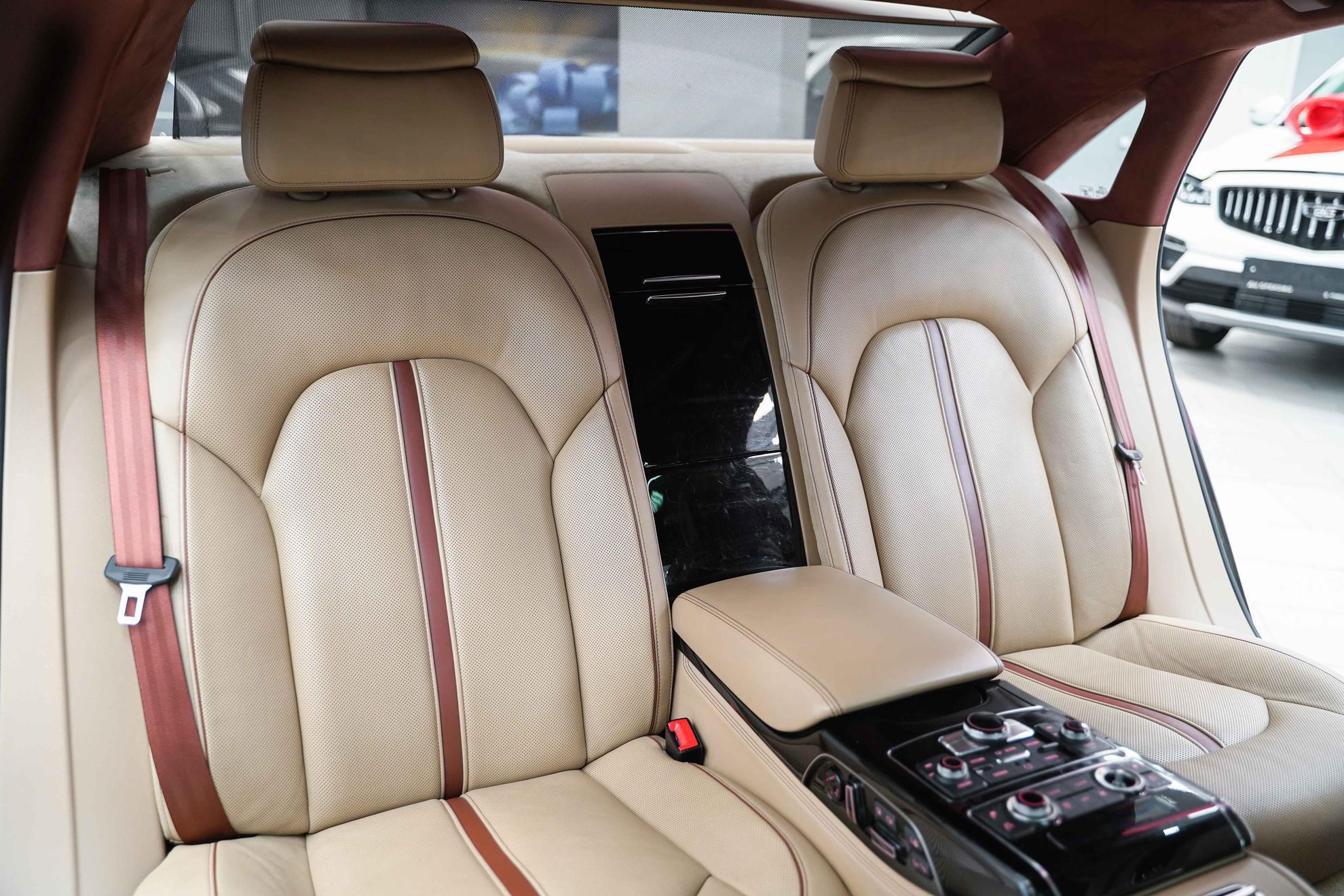 Audi A8 2012, черный, ДЦ Орехово