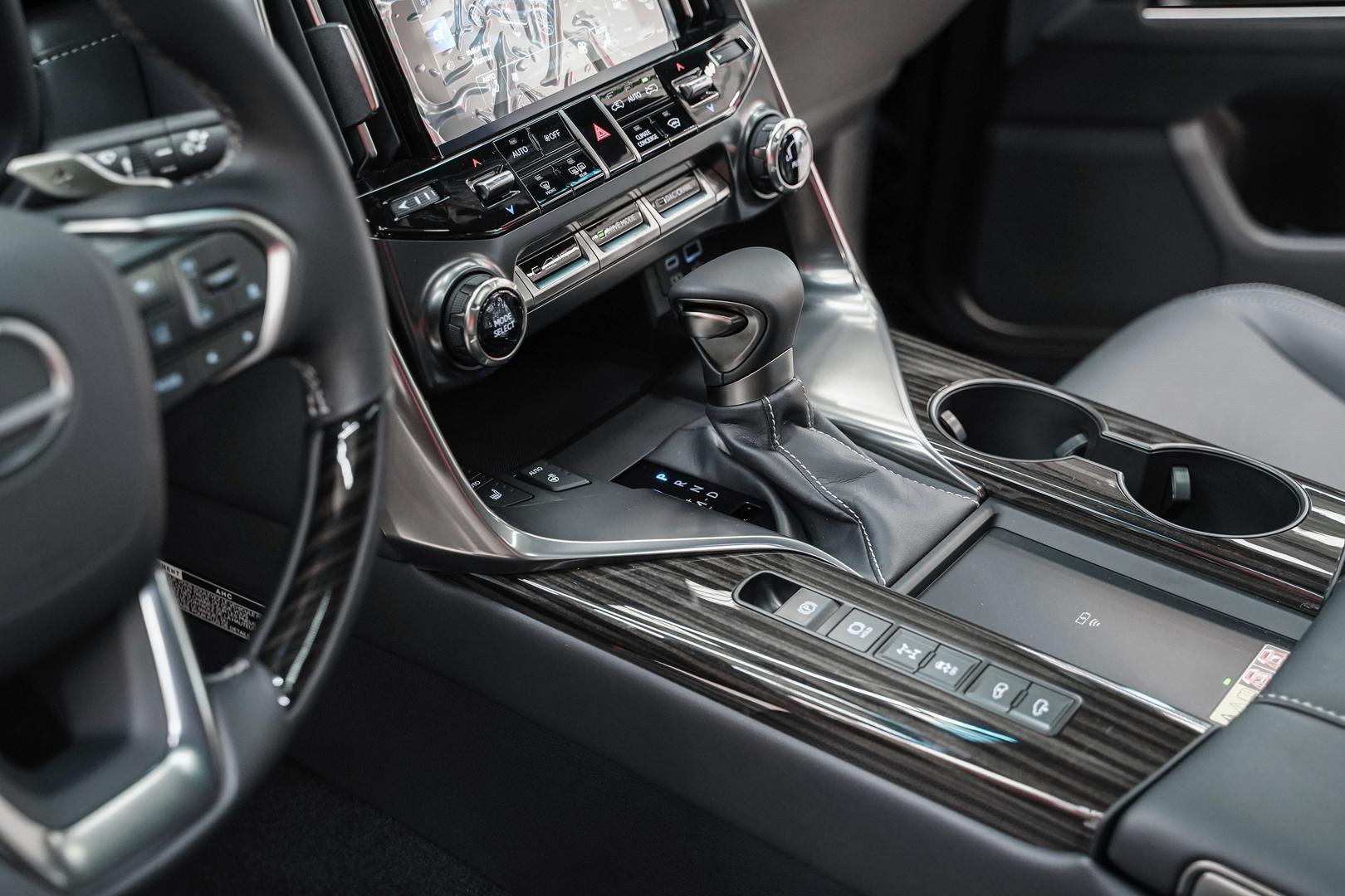 Lexus LX 2024, черный, ДЦ Орехово