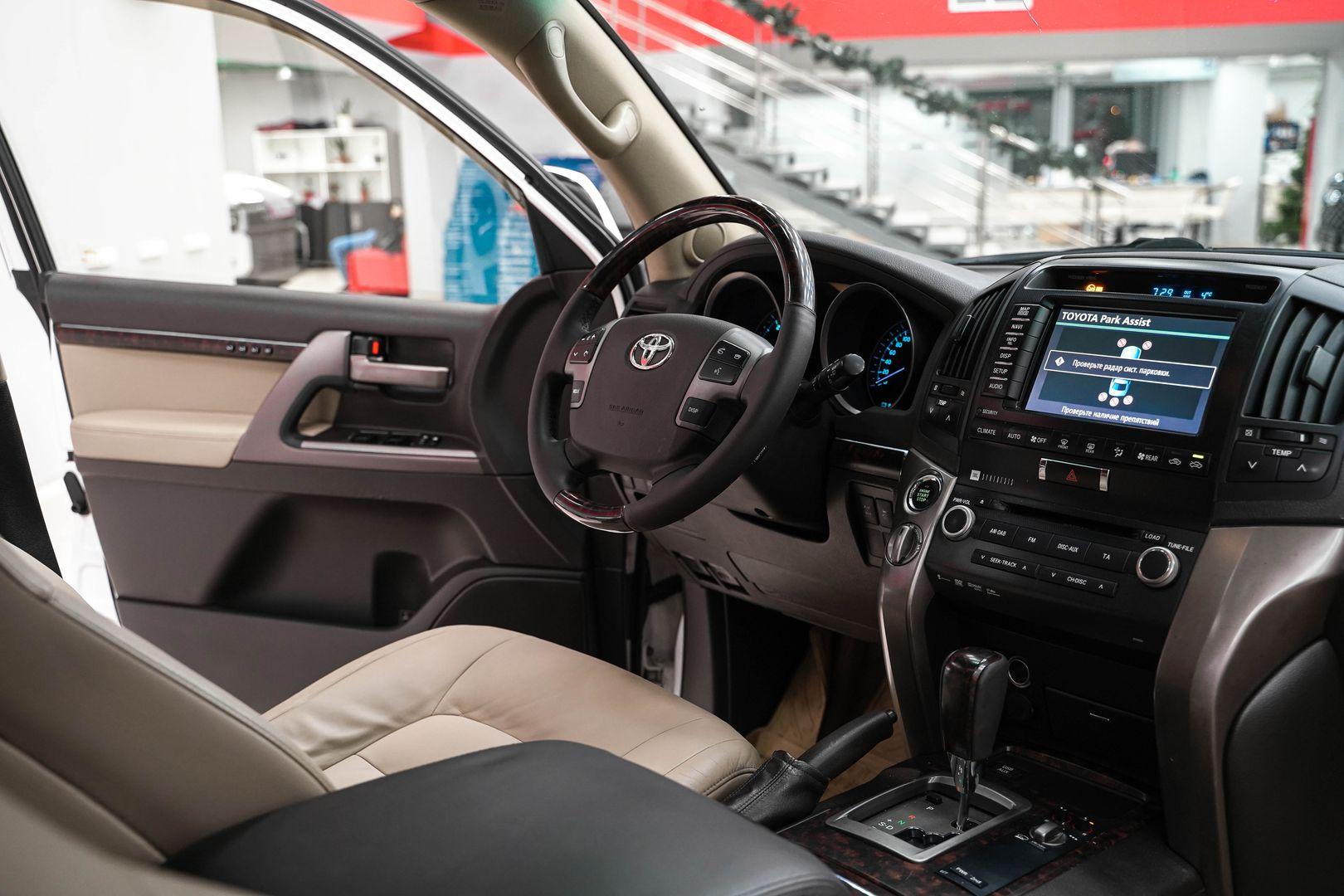 Toyota Land Cruiser 2011, белый, ДЦ Орехово