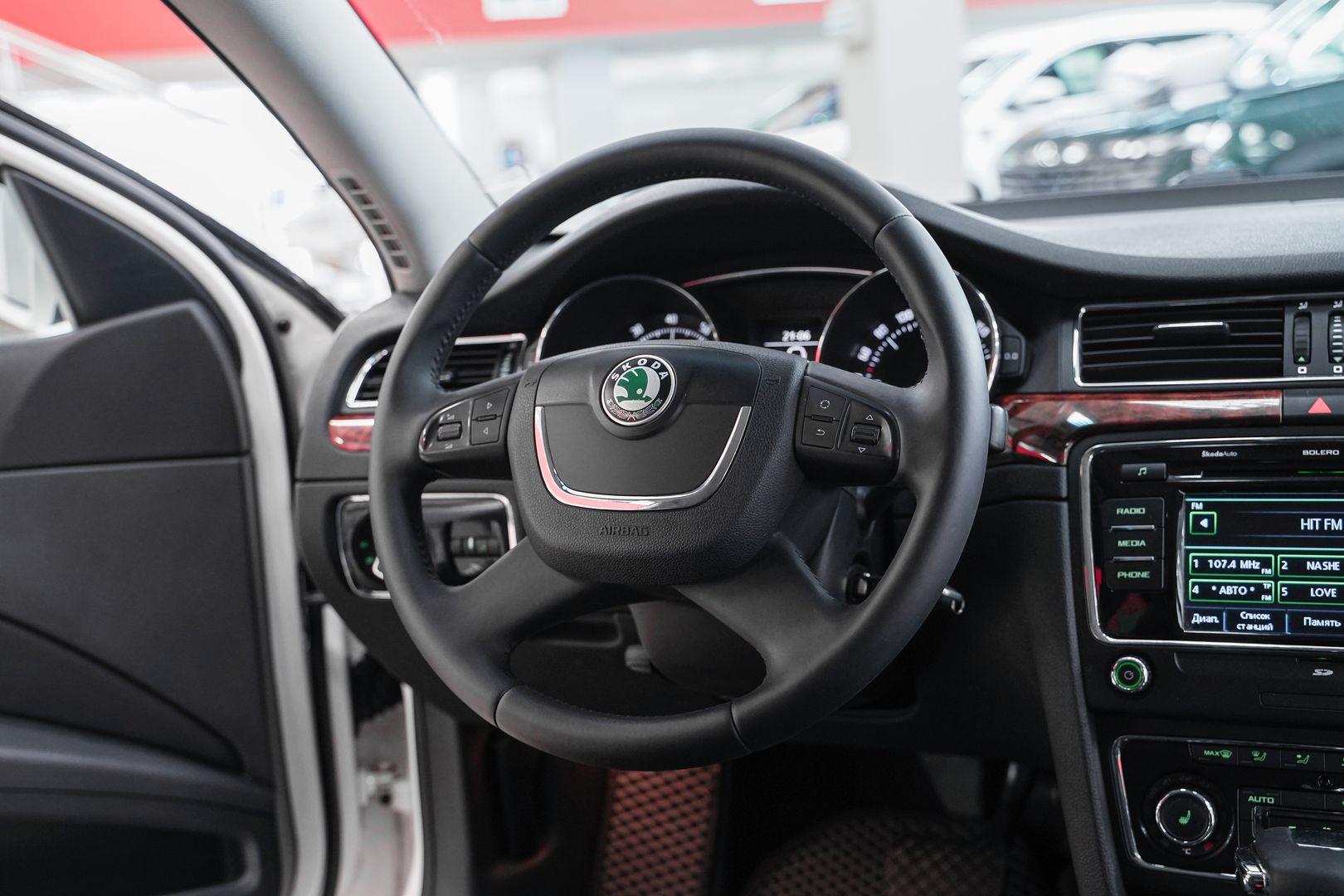 Skoda Superb 2011, белый, ДЦ Орехово