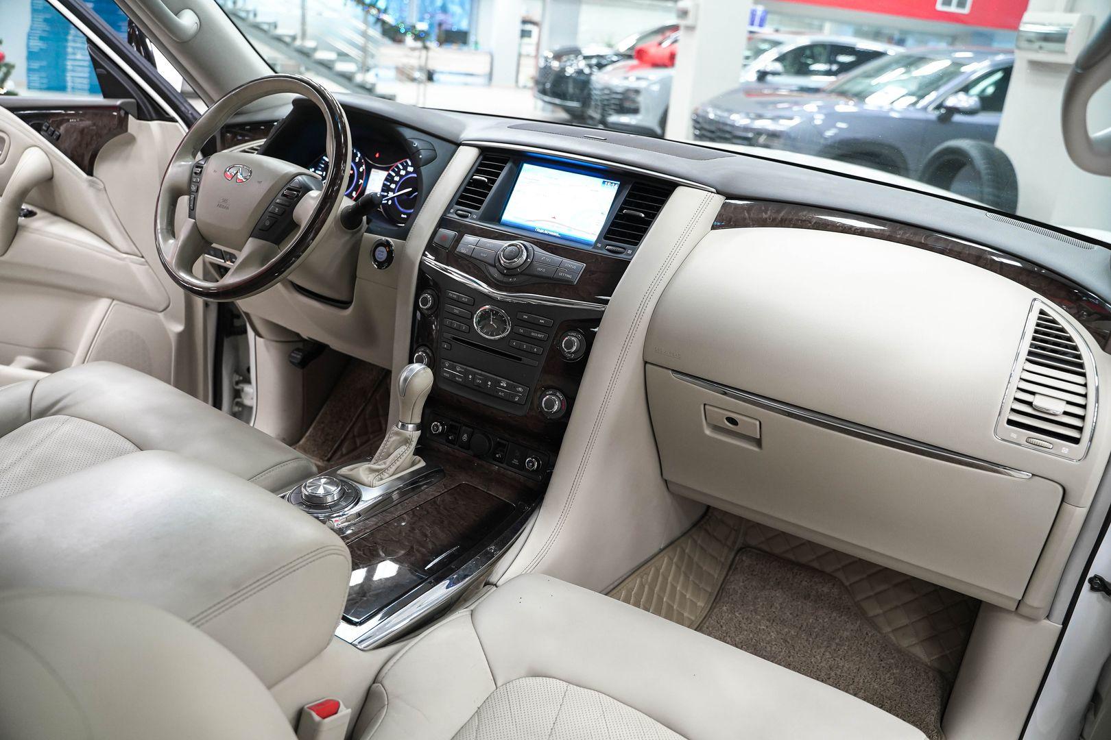 Infiniti QX56 2010, белый, ДЦ Орехово
