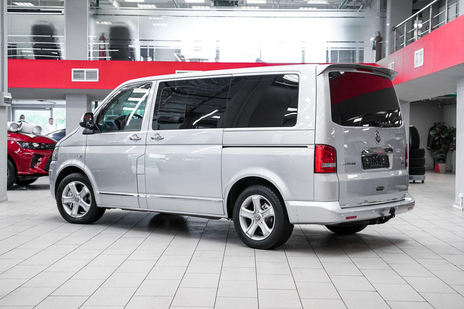 Volkswagen Multivan 2012, серебряный, ДЦ Орехово