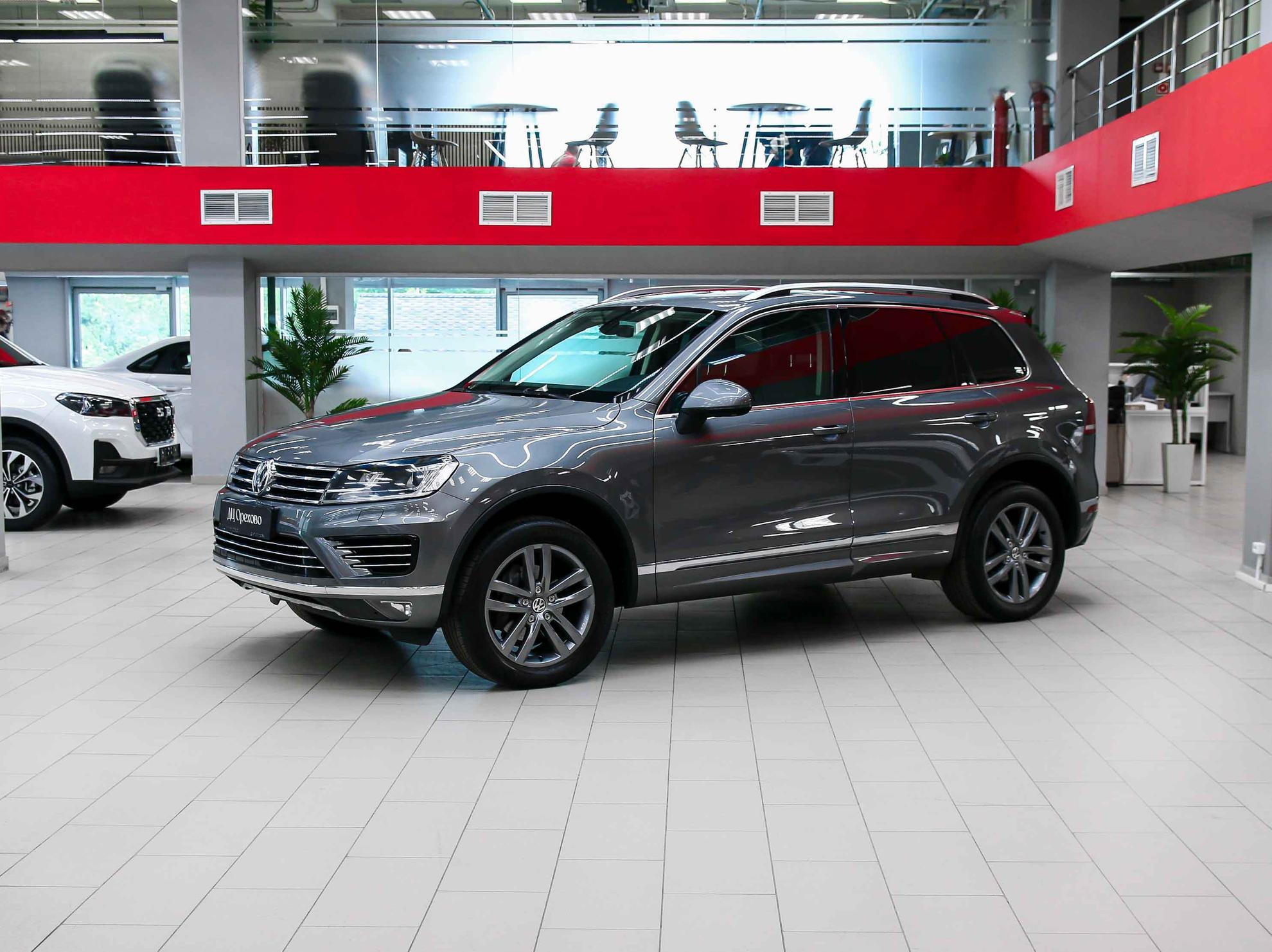 Volkswagen Touareg 2017, серый, ДЦ Орехово