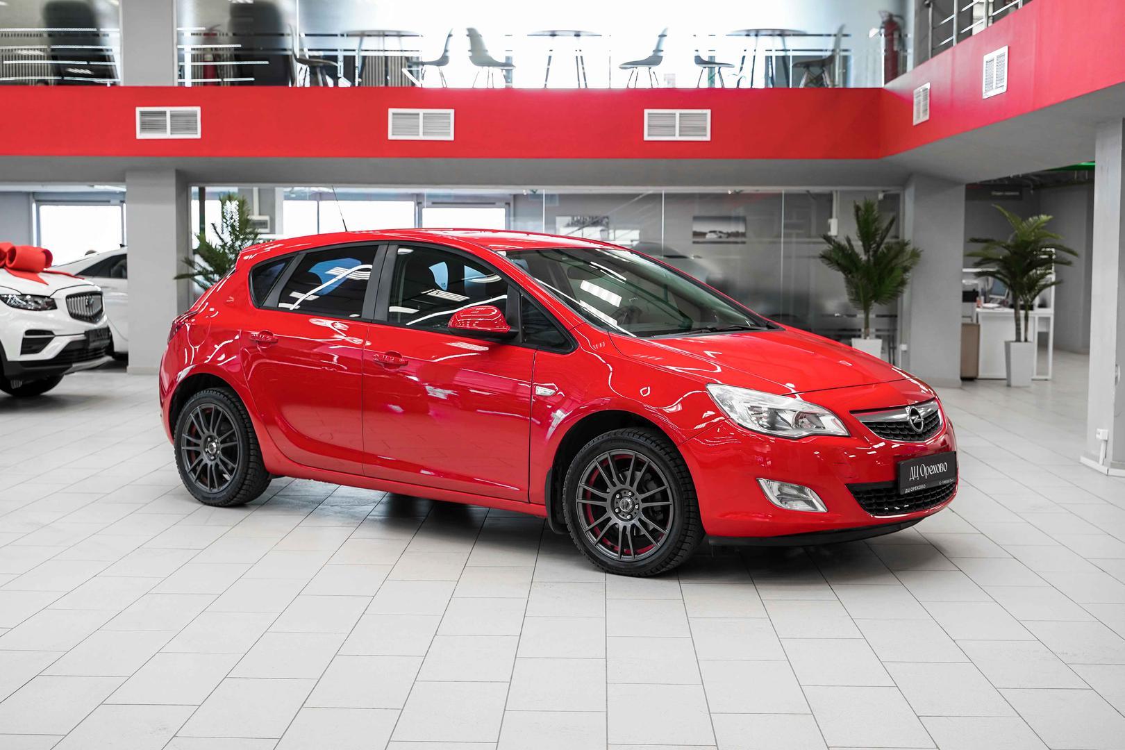 Opel Astra 2012, красный, ДЦ Орехово
