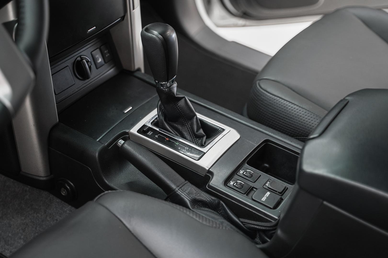 Toyota Land Cruiser Prado 2012, белый, ДЦ Орехово