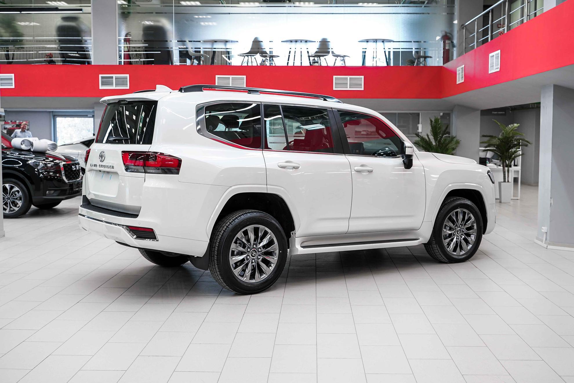 Toyota Land Cruiser 2026, белый, ДЦ Орехово