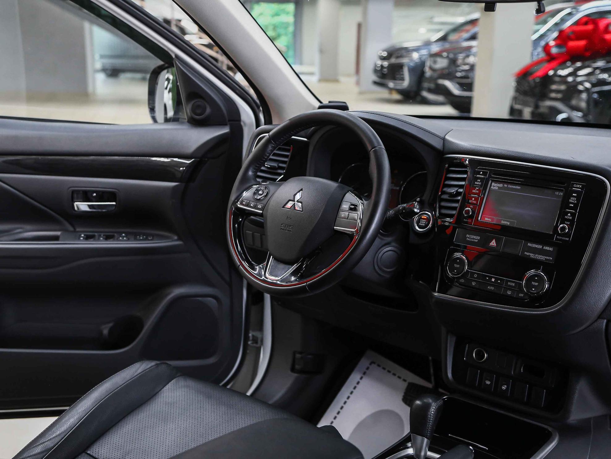 Mitsubishi Outlander 2017, белый, ДЦ Орехово