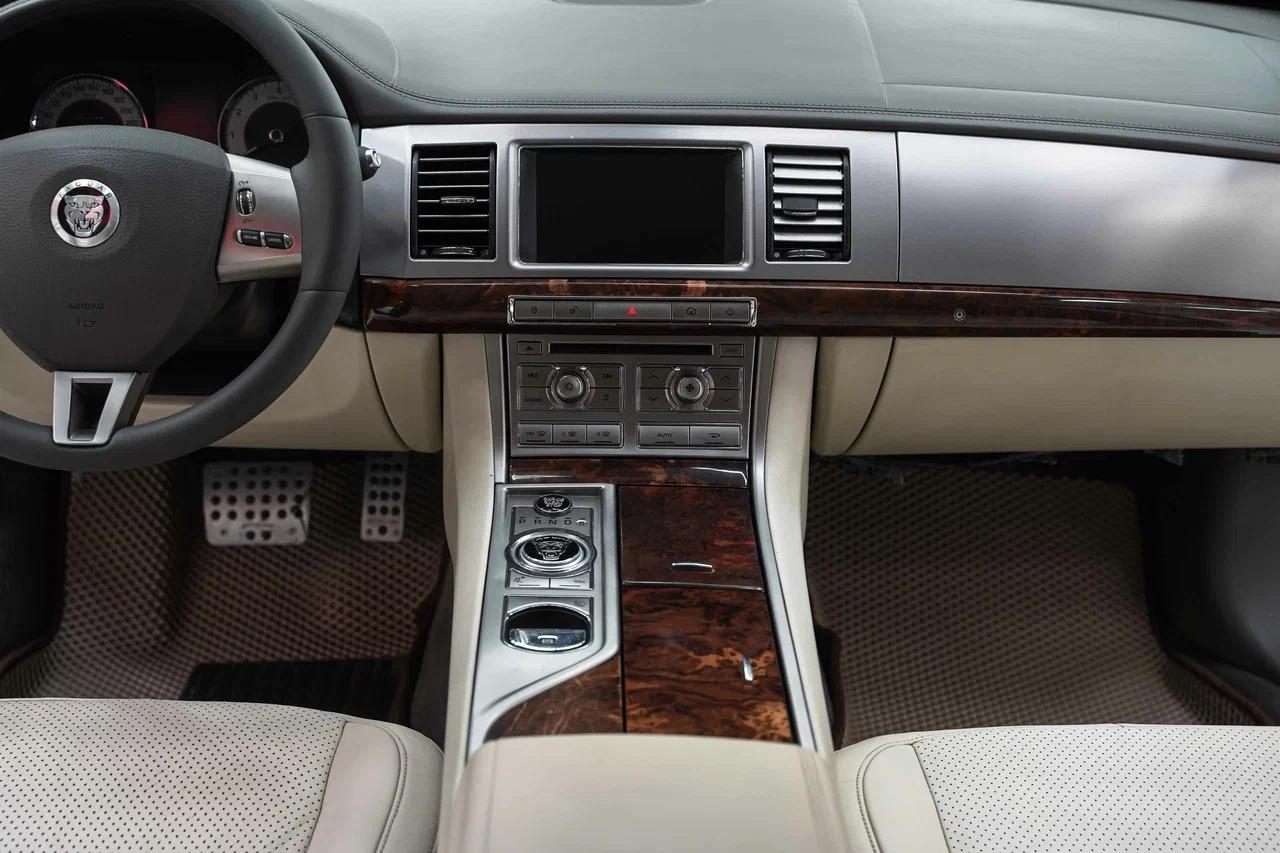 Jaguar XF 2008, белый, ДЦ Орехово