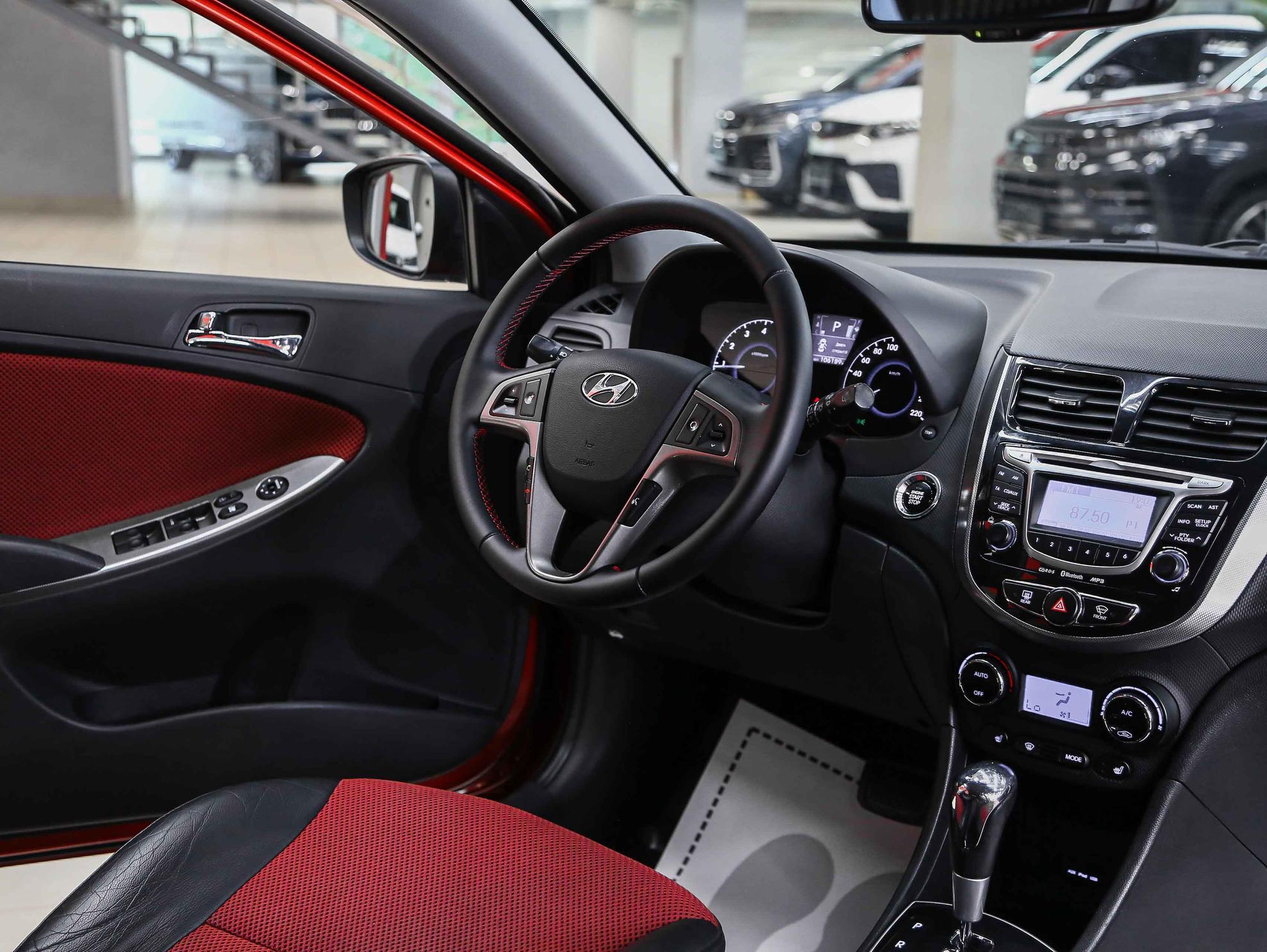 Hyundai Solaris 2012, красный, ДЦ Орехово