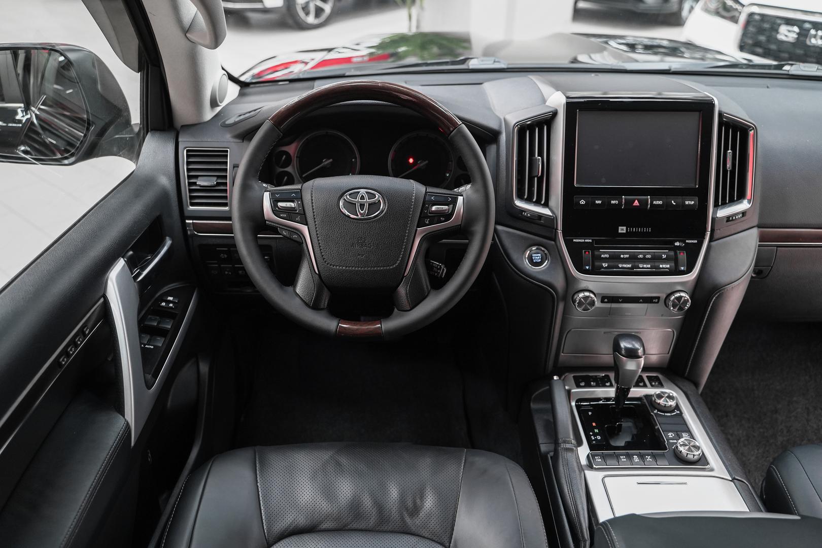 Toyota Land Cruiser 2015, черный, ДЦ Орехово