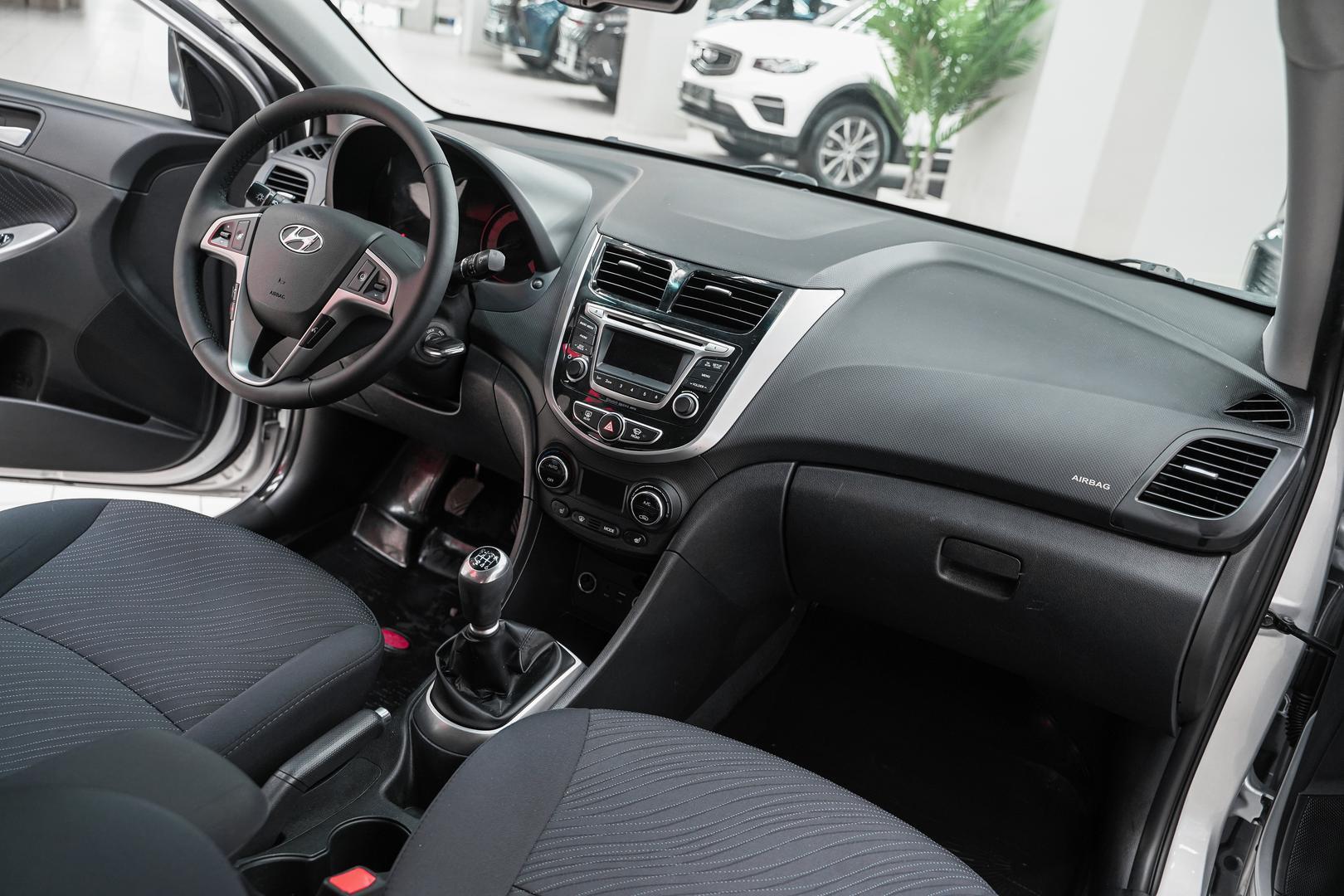 Hyundai Solaris 2015, серебряный, ДЦ Орехово