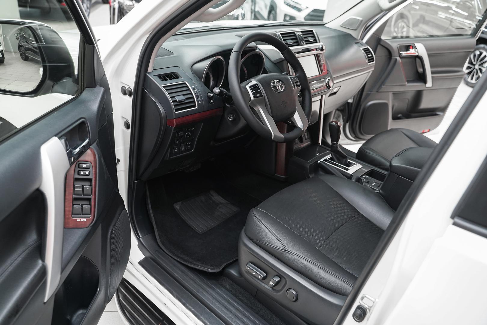 Toyota Land Cruiser Prado 2014, белый, ДЦ Орехово