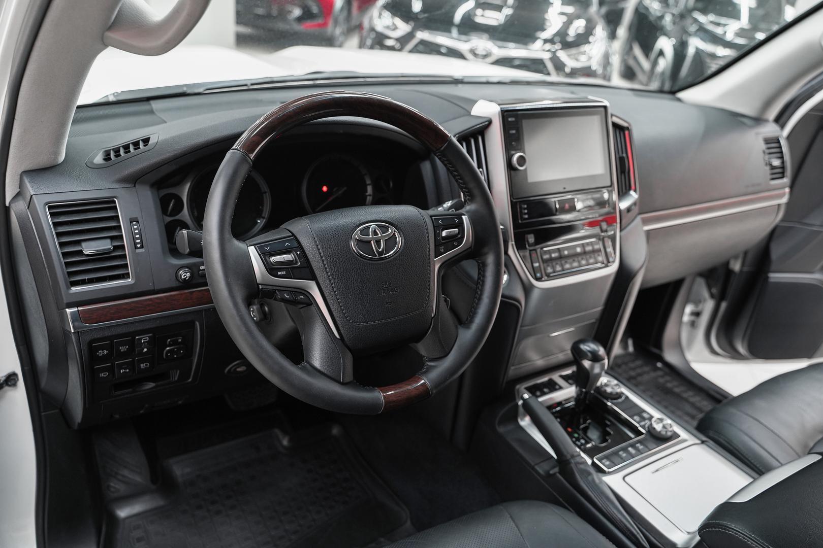 Toyota Land Cruiser 2018, белый, ДЦ Орехово