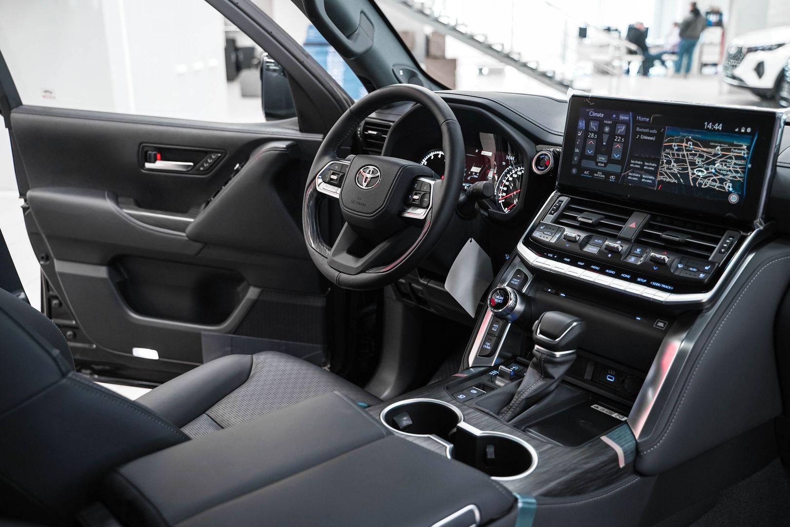 Toyota Land Cruiser 2024, черный, ДЦ Орехово